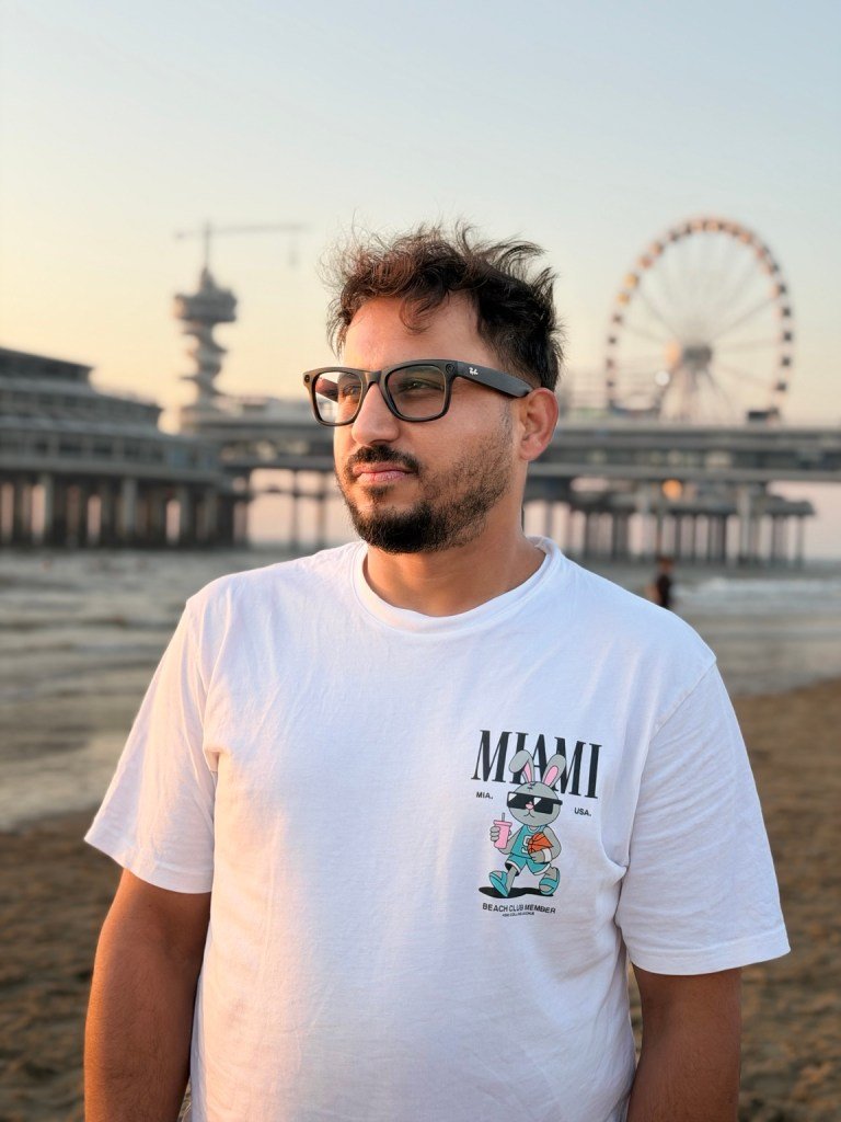Abdulrahman aan de Nederlandse kust voor een pier